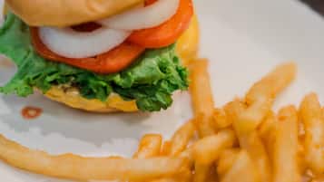 Un plato con una hamburguesa y papas fritas.