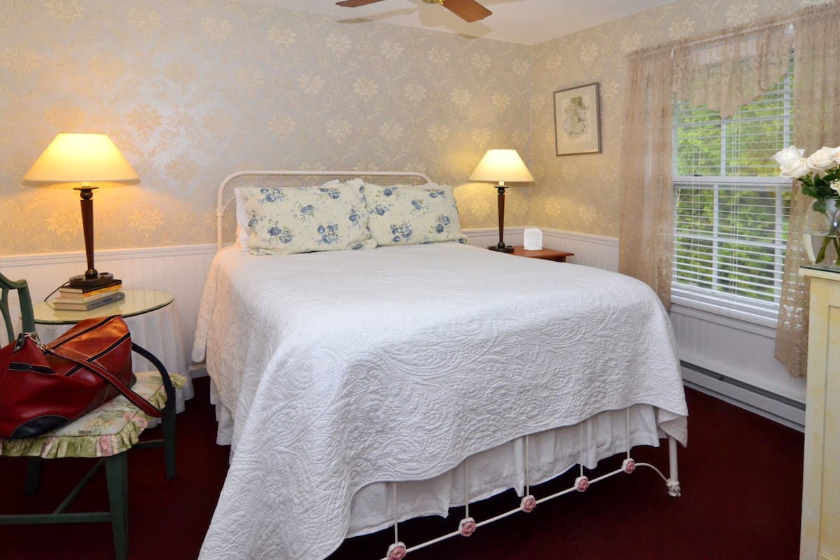 Room (Pioneer) | 1 bedroom, down comforters, pillowtop beds, blackout drapes