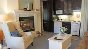 Suite, 1 habitación (Whirlpool) | Área de sala de estar | Smart TV, Netflix, estación para iPod y libros