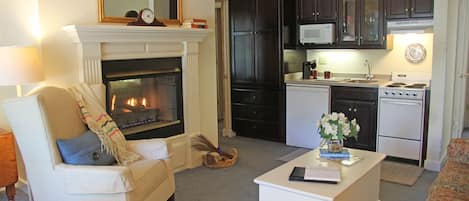 Suite, 1 Bedroom (Whirlpool) | Living area | Smart TV, Netflix, iPod dock, books