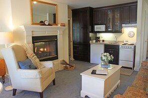 Suite, 1 Bedroom (Whirlpool) | Living area