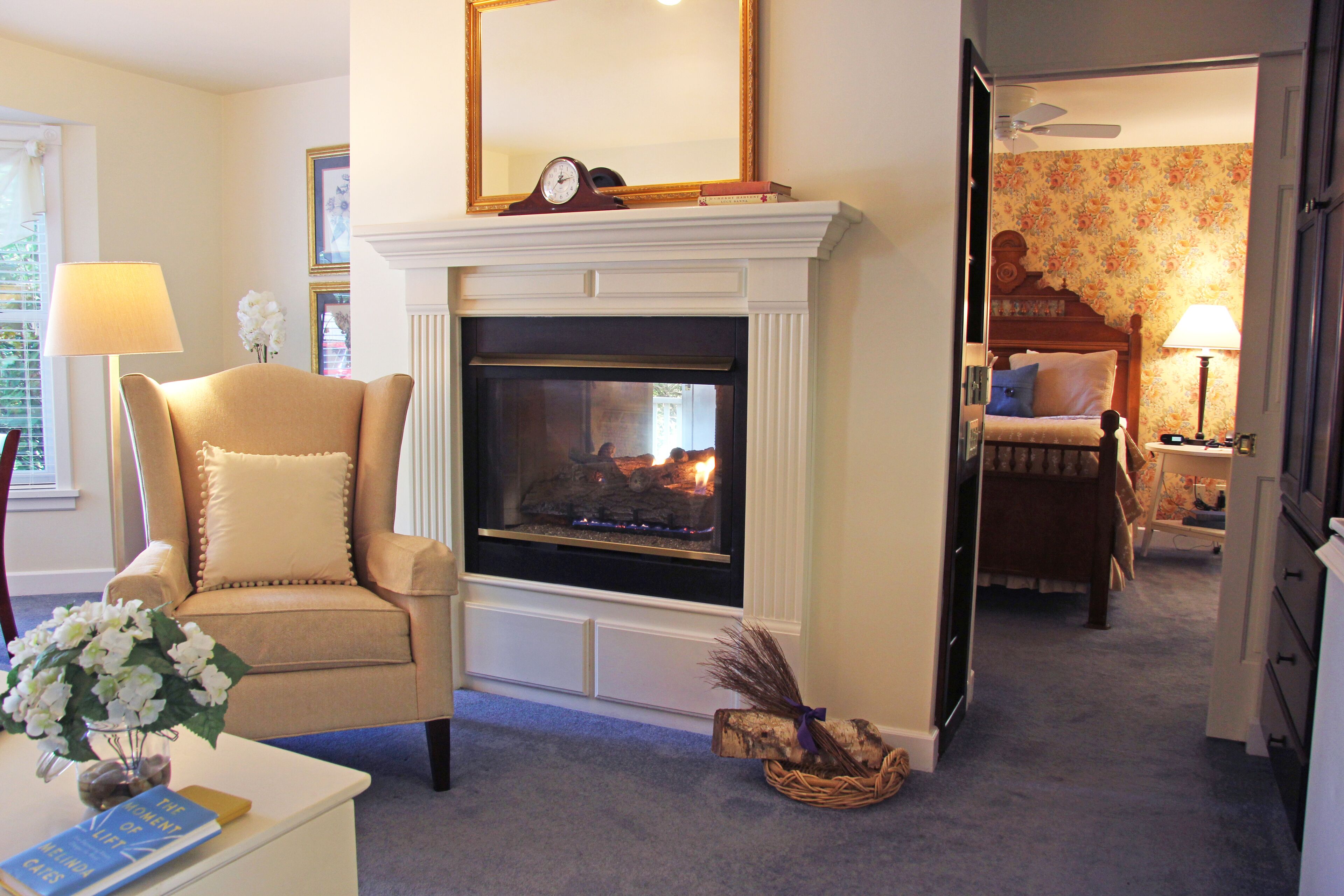 Suite, 1 Bedroom (Whirlpool) | Living area | Smart TV, Netflix, iPod dock, books