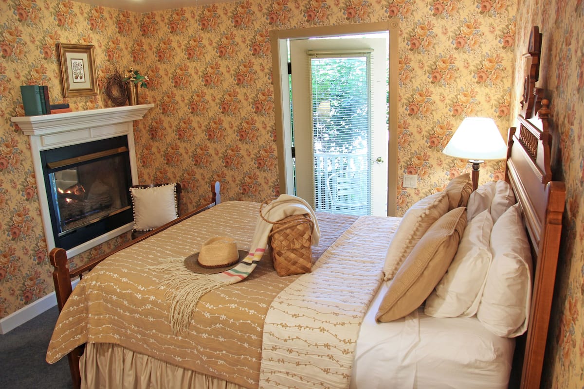 Suite, 1 Bedroom (Whirlpool) | 1 bedroom, down comforters, pillowtop beds, blackout drapes
