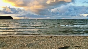Una playa con vista al mar y barcos.