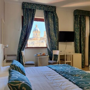 迷你吧、房內夾萬、書桌、隔音