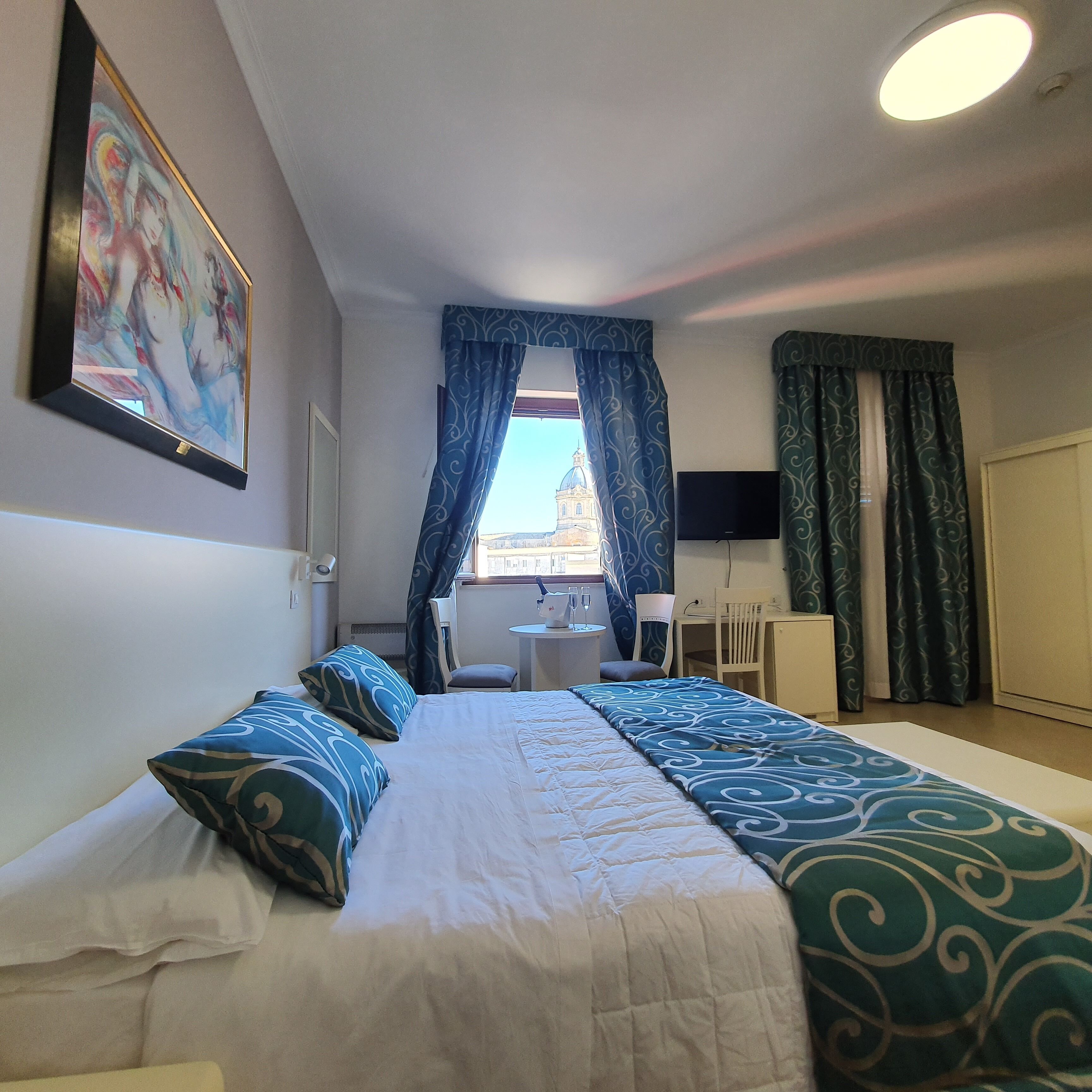 superior double or twin room | 1 bedroom, minibar, in-room safe, desk