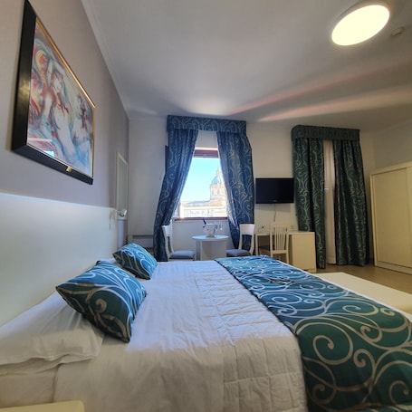 Habitación superior con 1 cama doble o 2 individuales | Minibar, caja fuerte, escritorio y sistema de insonorización. Hotel Centrale Spa & Relax