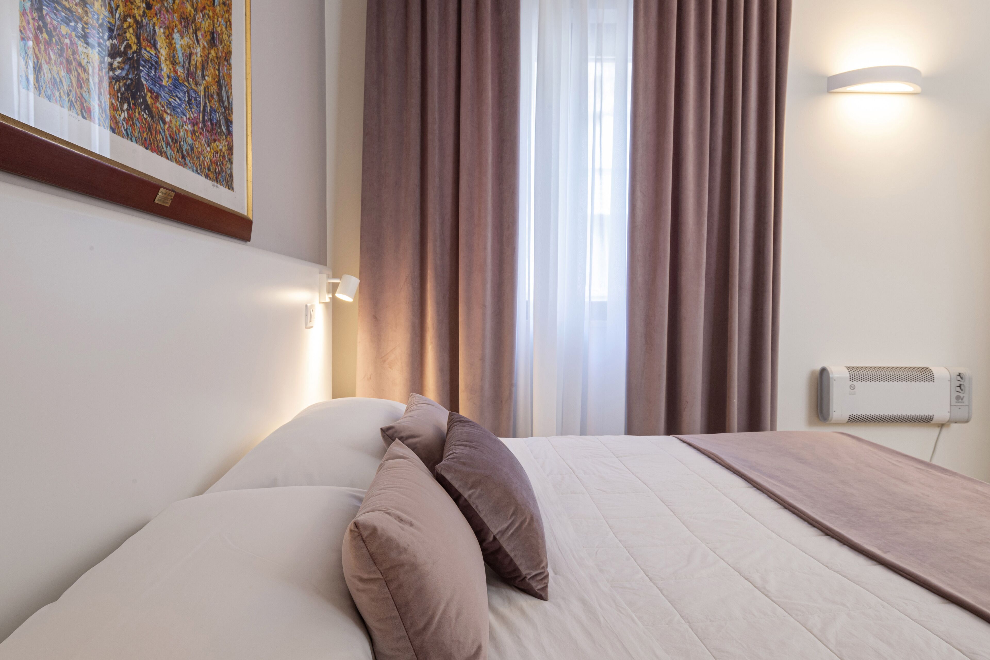 double or twin room | 1 bedroom, minibar, in-room safe, desk