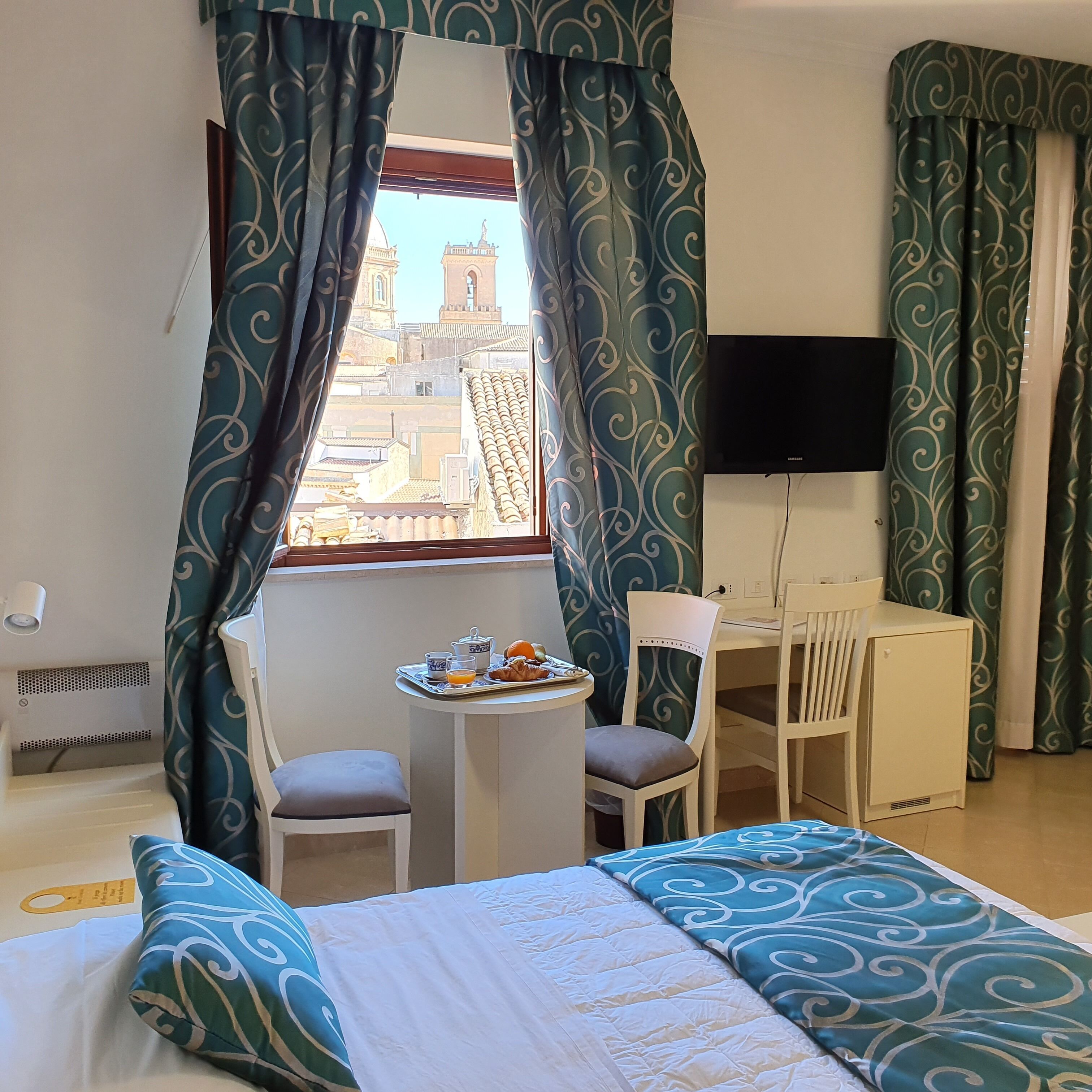 superior double or twin room | 1 bedroom, minibar, in-room safe, desk