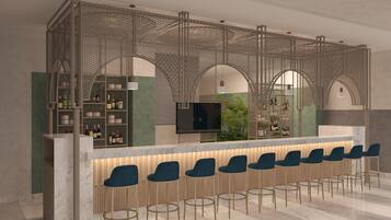 Un moderno bar con mostrador de madera, diversas opciones de asientos y un separador decorativo de metal.