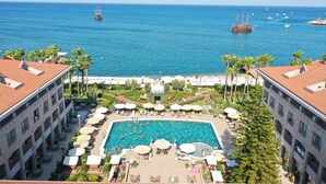 Un hôtel doté d’une piscine, d’un espace extérieur aménagé et offrant une vue sur la mer.