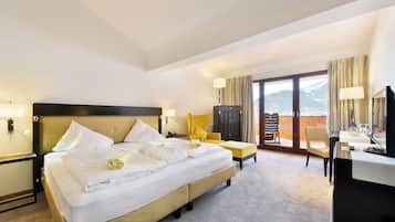 Dobbeltrom – premium | Safe på rommet, skrivebord og skrivebord for bærbar PC