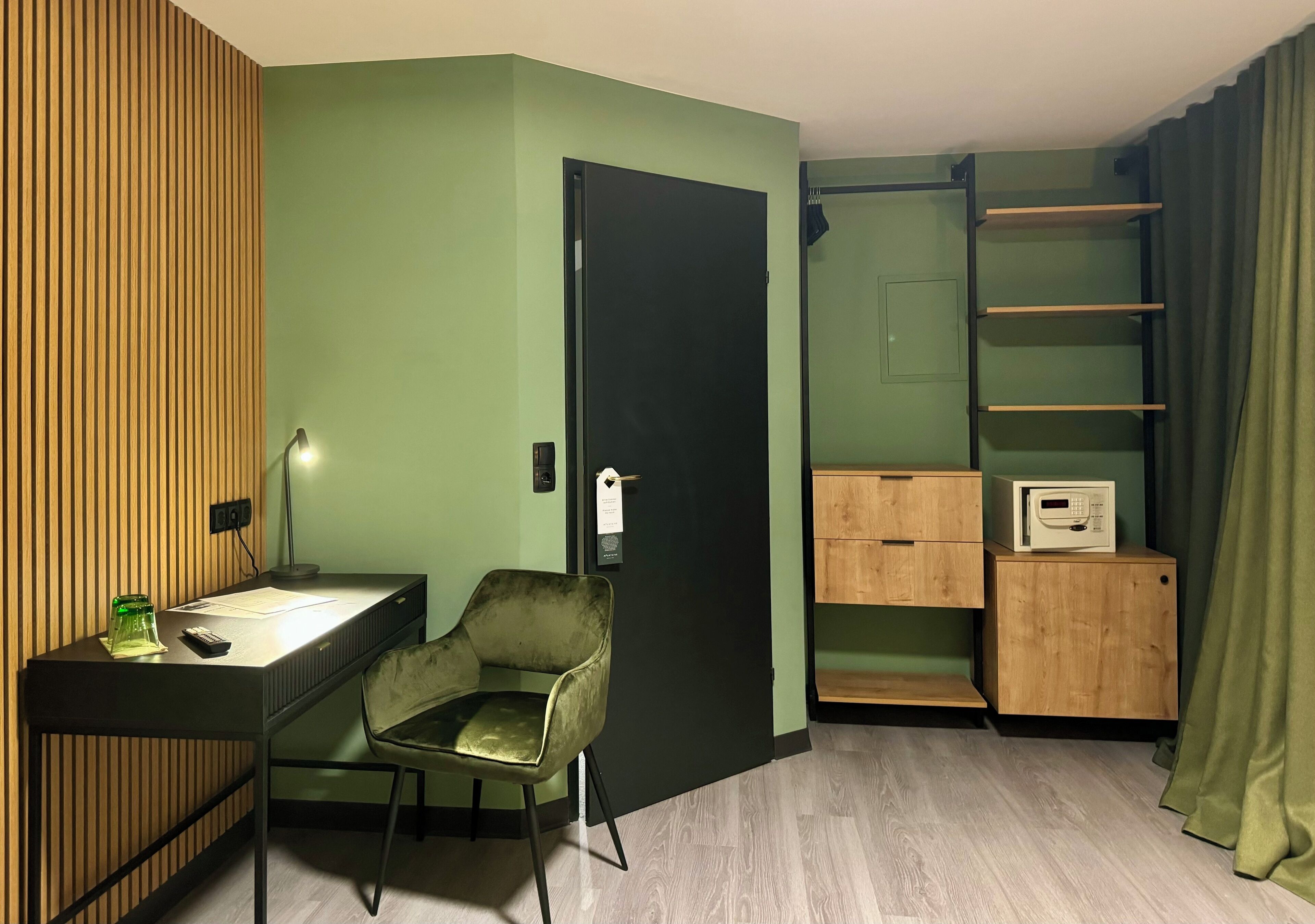 deluxe suite, balcony | in-room safe, desk, laptop workspace, free wifi