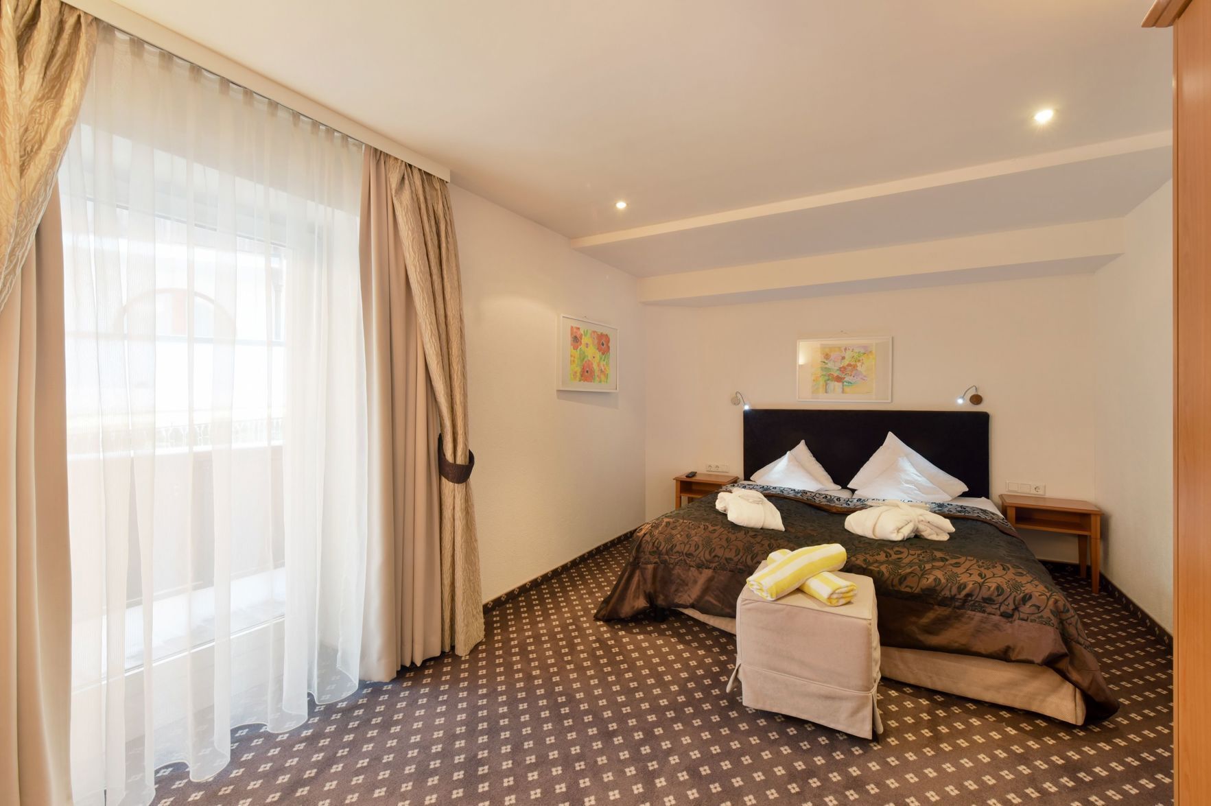 房內夾萬、書桌、手提電腦工作空間、免費 Wi-Fi