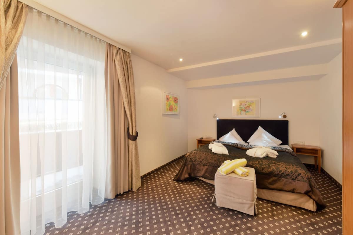 房內夾萬、書桌、手提電腦工作空間、免費 Wi-Fi