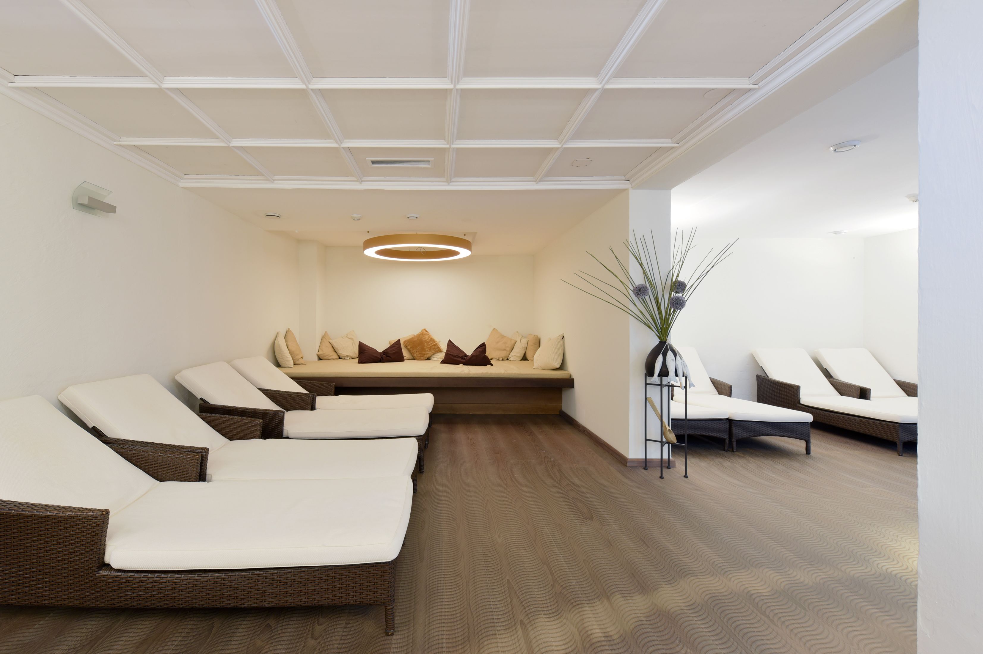 sauna, steam room, body treatments, body wraps, body scrubs, facials