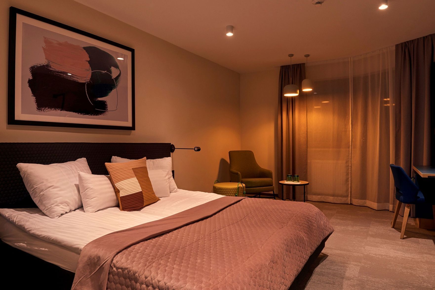 房內夾萬、書桌、手提電腦工作空間、免費 Wi-Fi