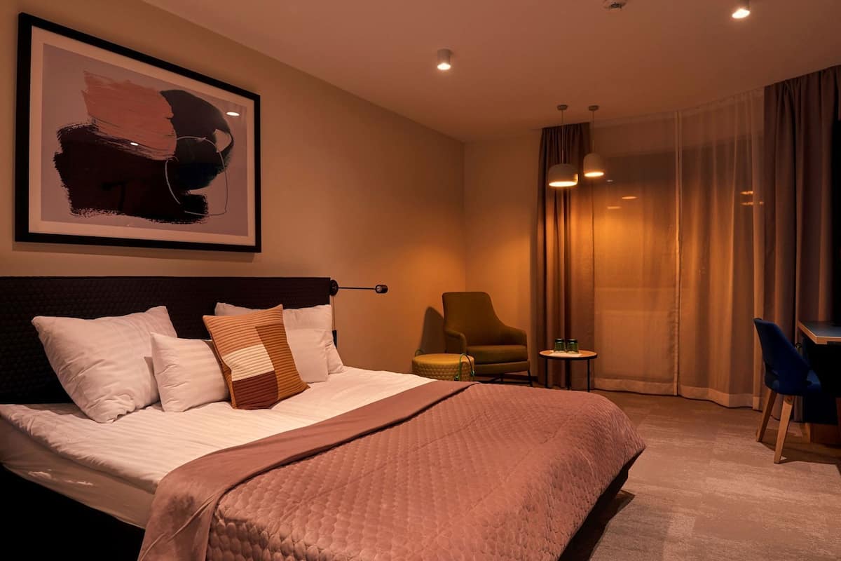 房內夾萬、書桌、手提電腦工作空間、免費 Wi-Fi