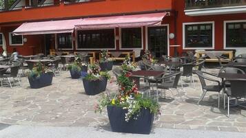 Breakfast and dinner served, international cuisine