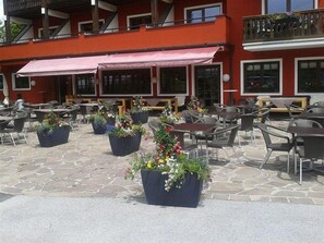 Se sirven desayunos y cenas, cocina internacional