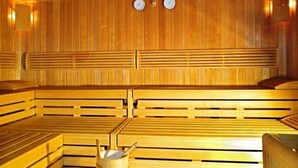 En bastu med träbänkar och en hink.