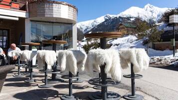 Breakfast and dinner served, international cuisine