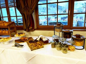 朝食、ディナーに営業 (多国籍料理)