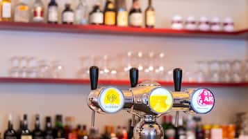Een bar met drie tappunten, gelabeld 'Leffe Blonde', 'Stella Artois' en 'Stella Artois'.