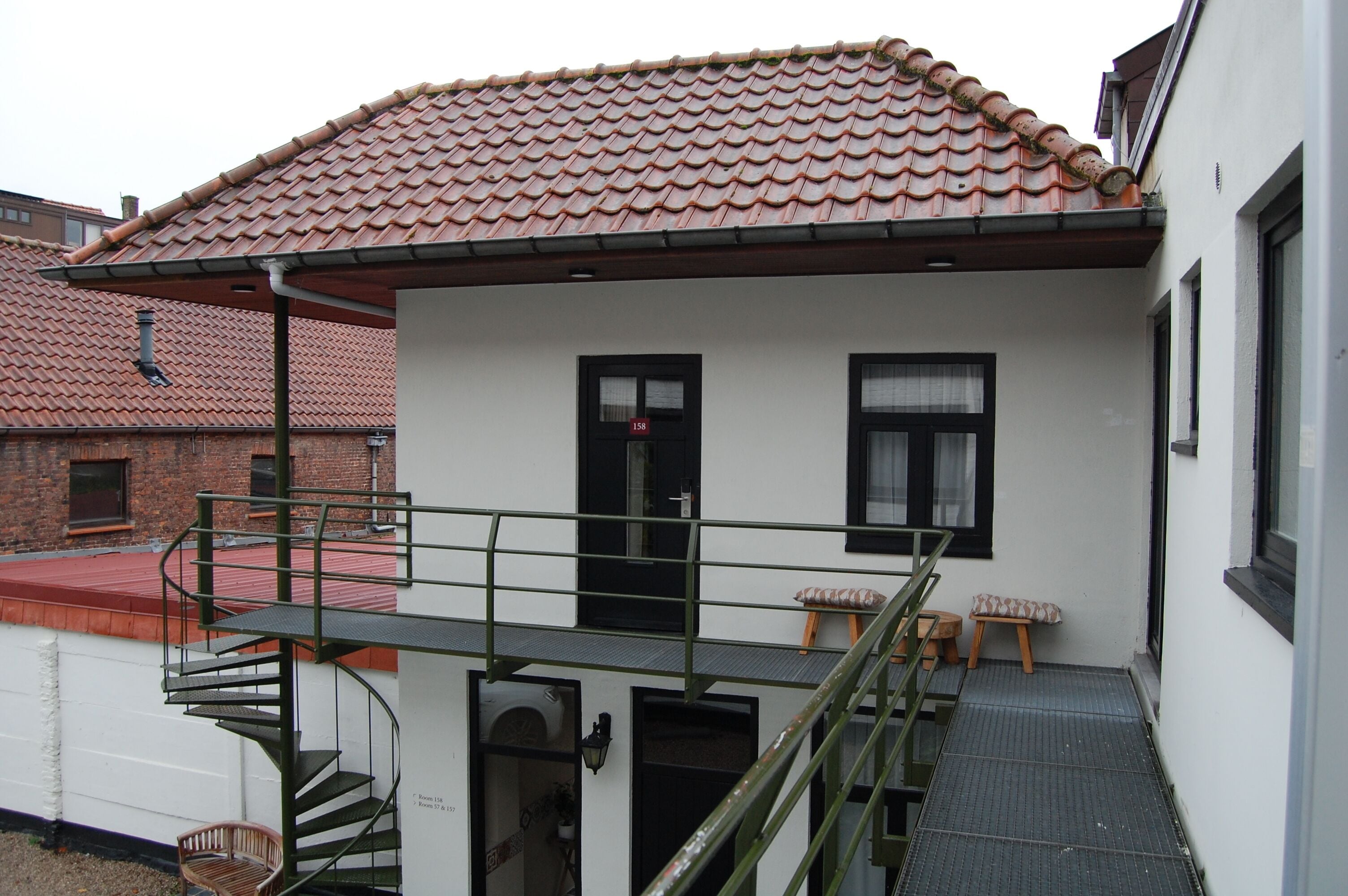 economy room | minibar, in-room safe, individually decorated, individually furnished