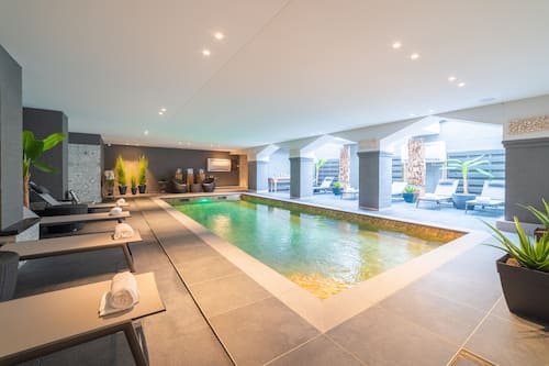 Piscina coperta, con ingresso dalle 07:00 alle 22:00, lettini