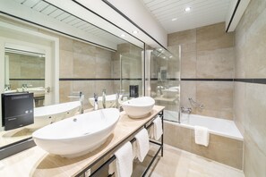 Chambre triple familiale | Salle de bain | Douche, articles de toilette (gratuits), séchoir à cheveux, peignoirs