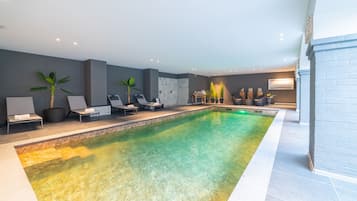 Indendørs pool, åben fra kl. 07.00 til kl. 22.00, liggestole
