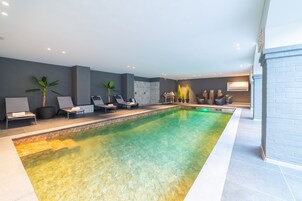 Piscina interna, funciona das 7h às 22h, espreguiçadeiras