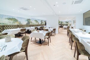 Desayuno buffet diario (EUR 20 por persona)