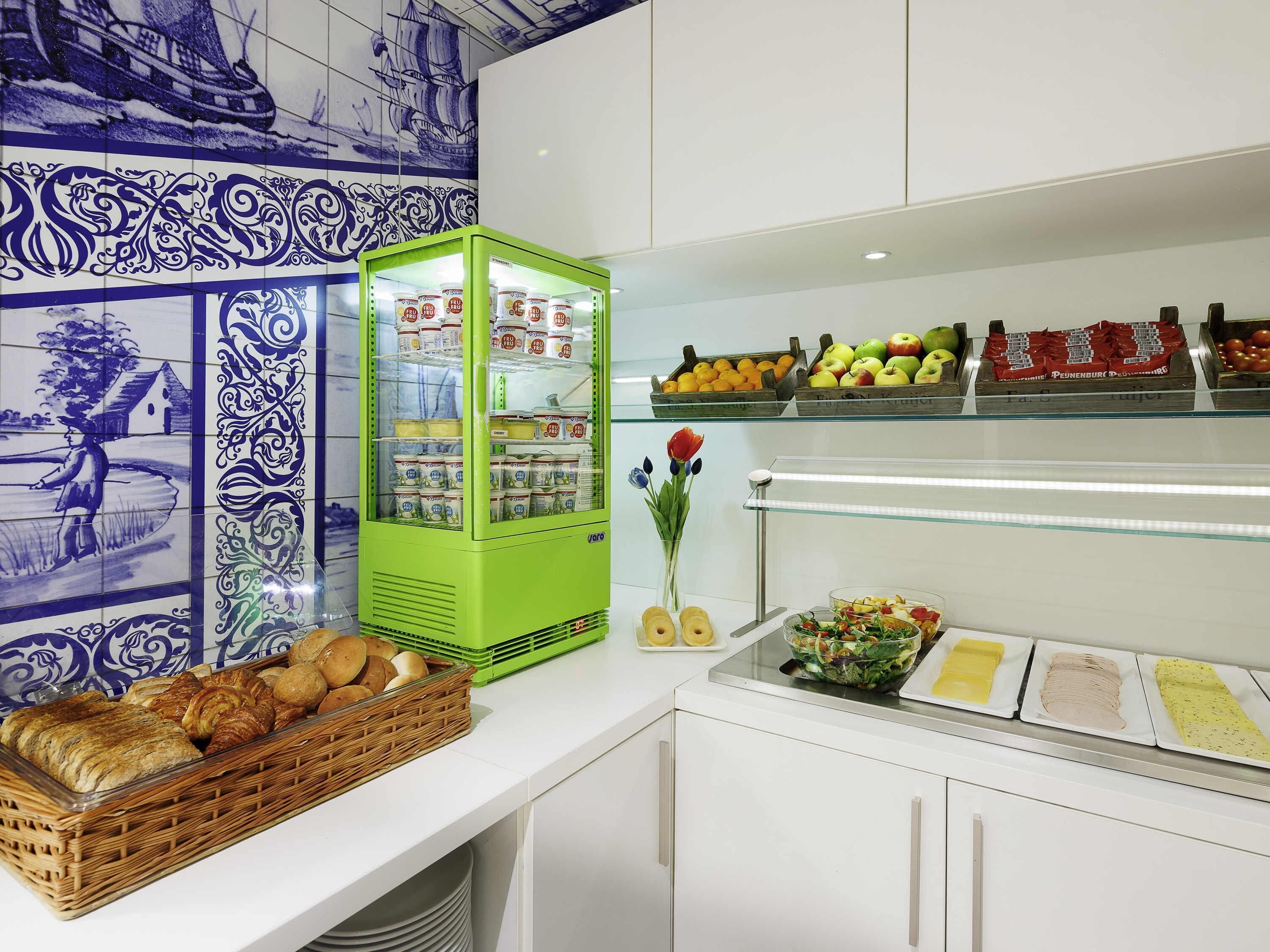 بوفيه فطور يوميًا بتكلفة قدرها (18.5 EUR للشخص)