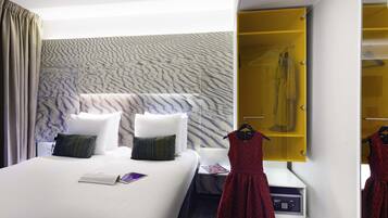 Twin kamer, 2 eenpersoonsbedden | Een kluis op de kamer, een bureau, een laptopwerkplek