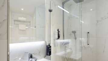 Ducha, artículos de tocador ecológicos, secador de pelo, toallas