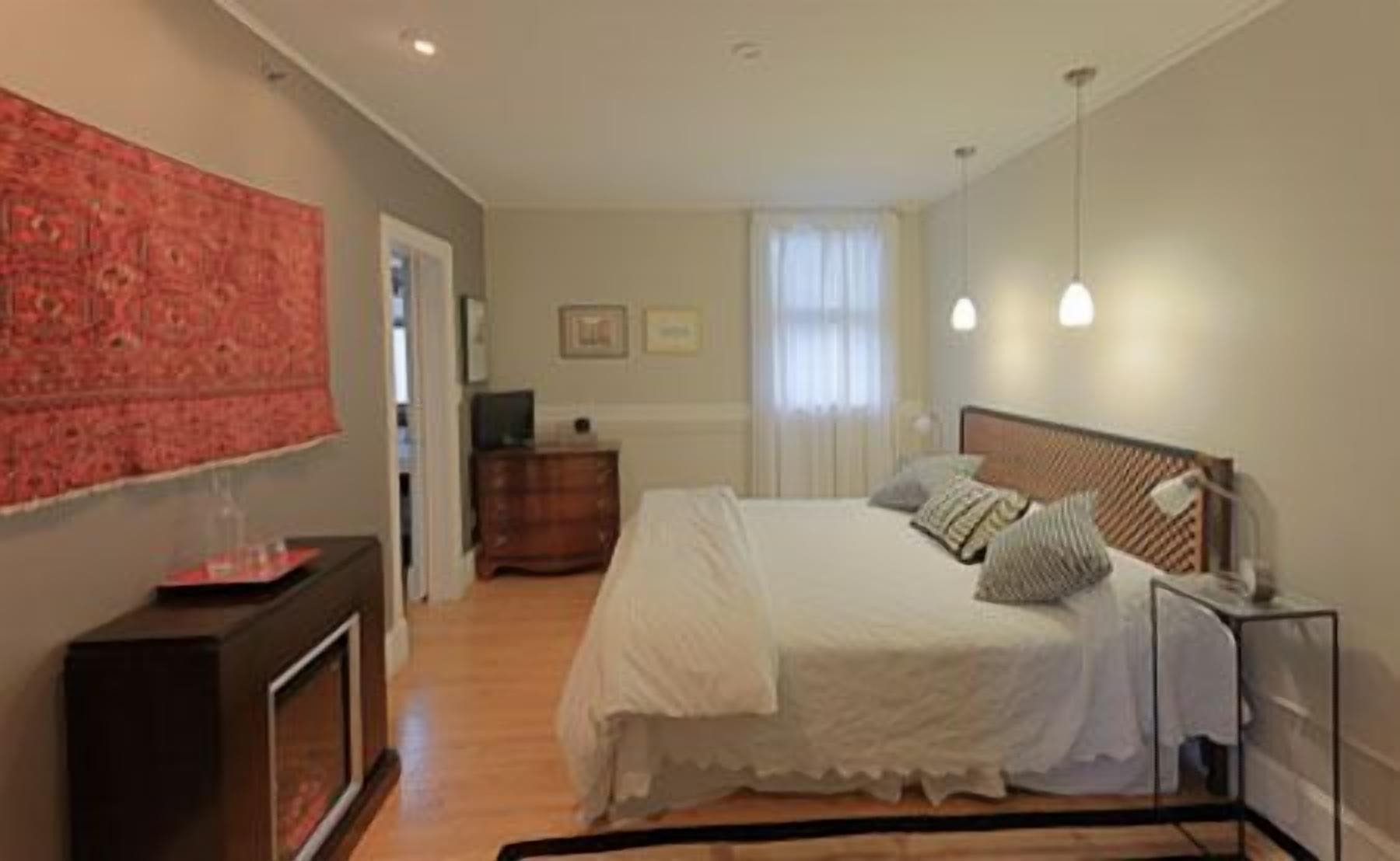 Premium bedding, desk, iron/ironing board, free WiFi