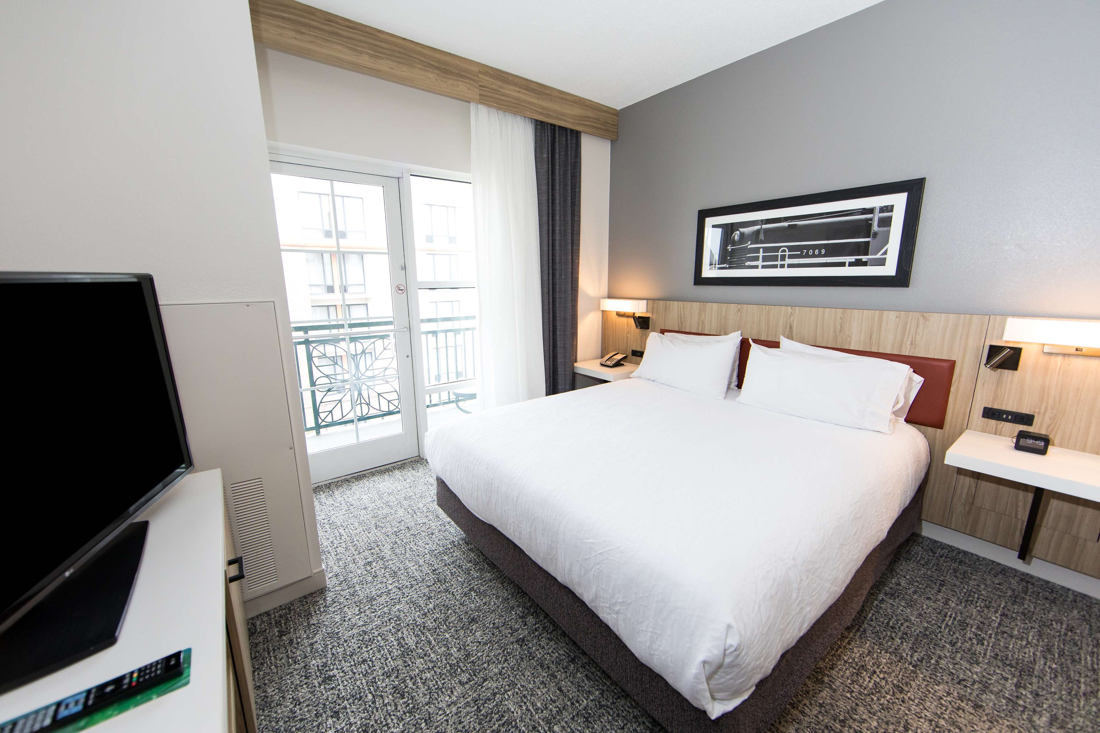 suite, 1 bedroom, balcony | hypo-allergenic bedding, down duvets, in-room safe, iron/ironing board