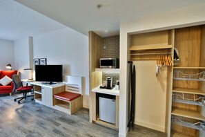 Room, 1 King Bed (Oversized) | Hypo-allergenic bedding, down comforters, in-room safe