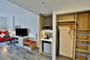 客房, 1 张特大床 (Oversized) | 防过敏的被褥、羽绒 被、客房内保险箱、熨斗/熨衣板