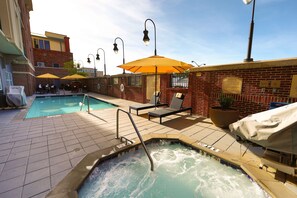 Outdoor pool - Hilton Garden Inn Savannah Historic District (Savannah)