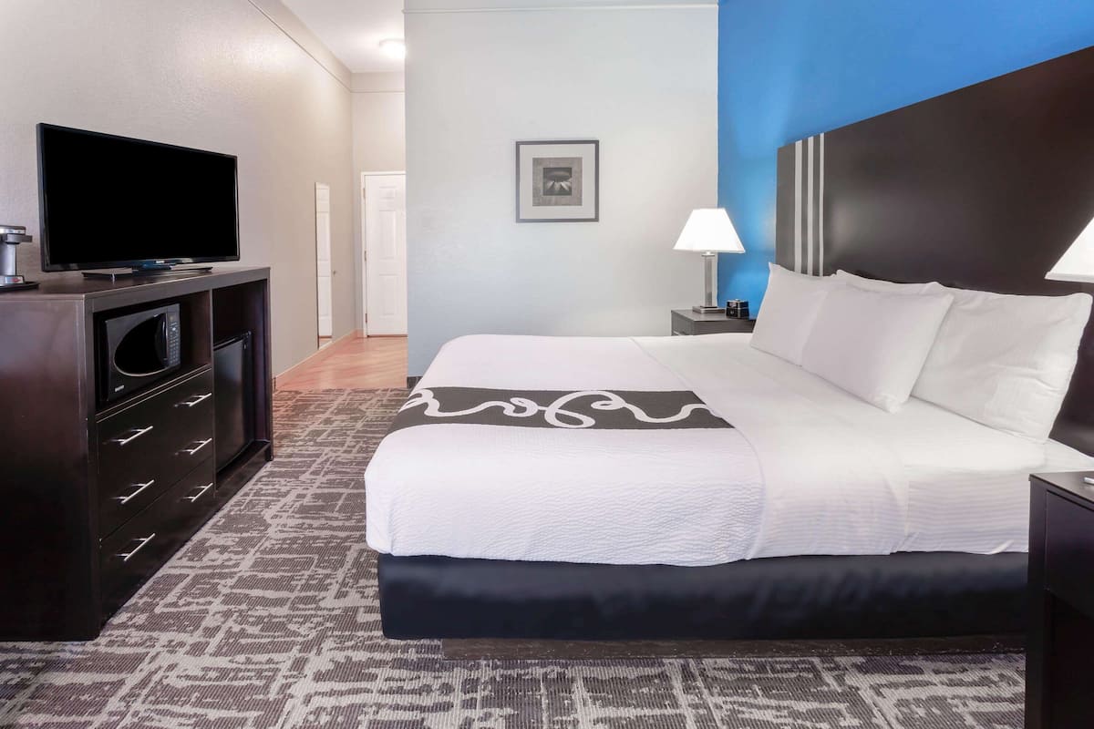 Premium bedding, desk, iron/ironing board, free cribs/infant beds