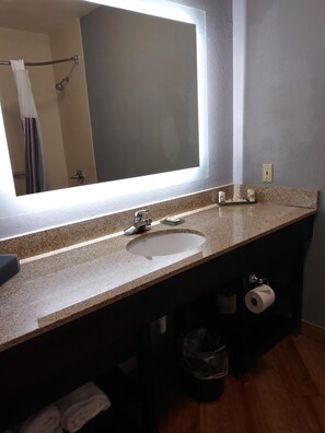Combined shower/bathtub, free toiletries, hair dryer, towels