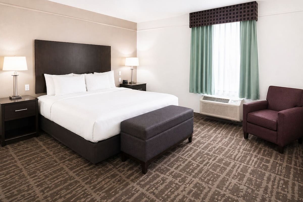 Premium bedding, desk, iron/ironing board, free cots/infant beds