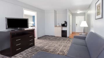 Suite, 1 King Bed with Sofa bed, Non Smoking | Premium bedding, desk, iron/ironing board, free cribs/infant beds