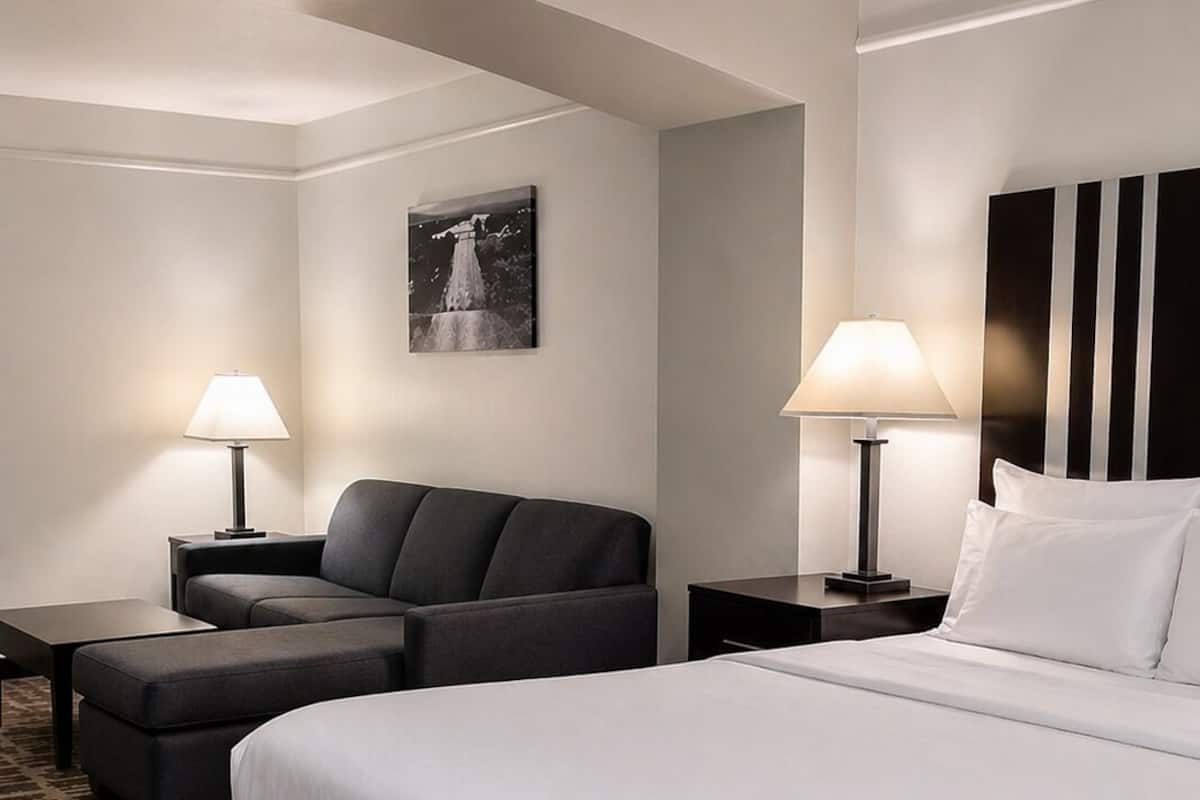 Suite, 1 King Bed with Sofa bed, Non Smoking | Premium bedding, desk, iron/ironing board, free cots/infant beds