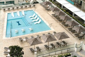Outdoor pool, pool loungers - Waikiki Marina Resort at the Ilikai (Honolulu)