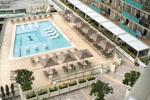 Outdoor pool, sun loungers - Waikiki Marina Resort at the Ilikai (Honolulu)
