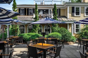 3 restauranter, frokost, lunsj og middag serveres, amerikanske retter